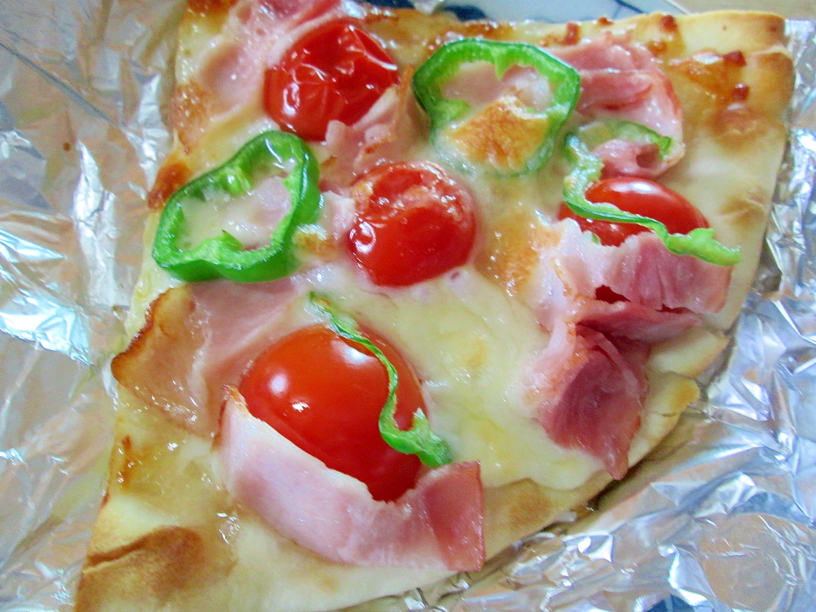 市販の冷凍ピザに具をプラスして豪華なピザ