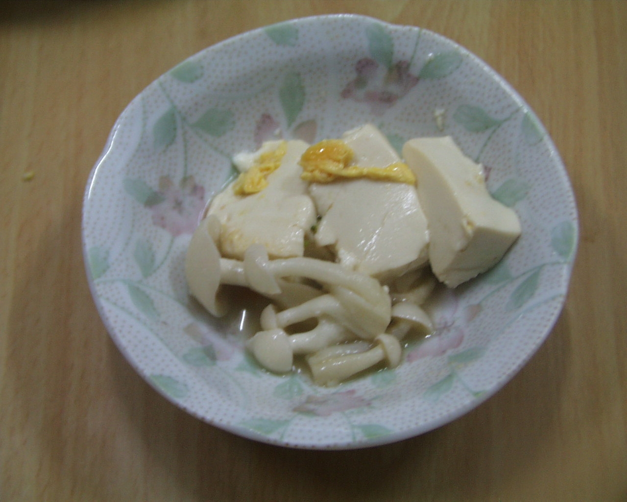きのこと大豆の栄養が詰った　　豆腐ブナシメジ添え物