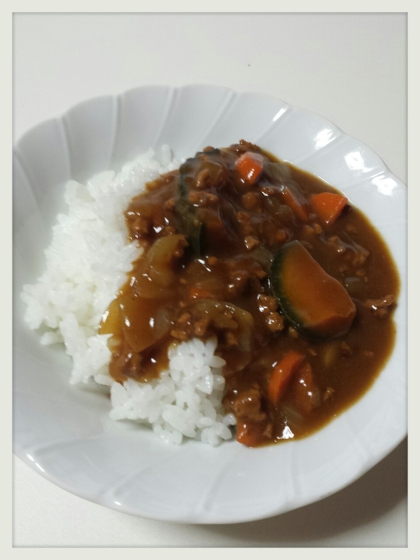 にんじんと玉ねぎも加えてみました。かぼちゃの甘味がカレーの辛さを和らげてくれて美味しいですね♪