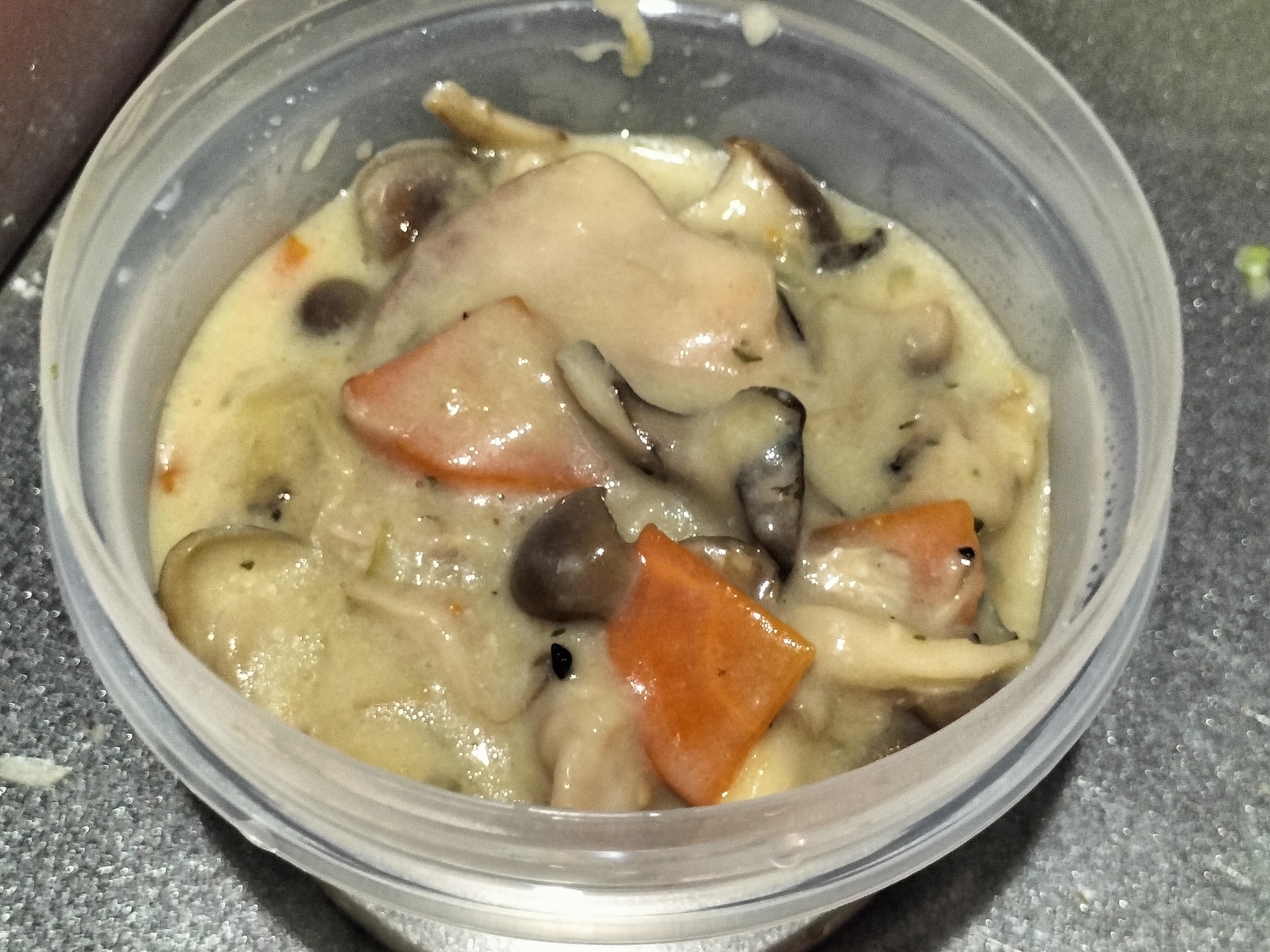 簡単作り置き♪鶏腿肉とキノコのヘルシーなクリーム煮
