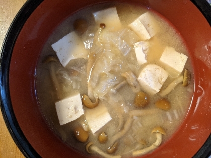 白菜となめこと豆腐の味噌汁