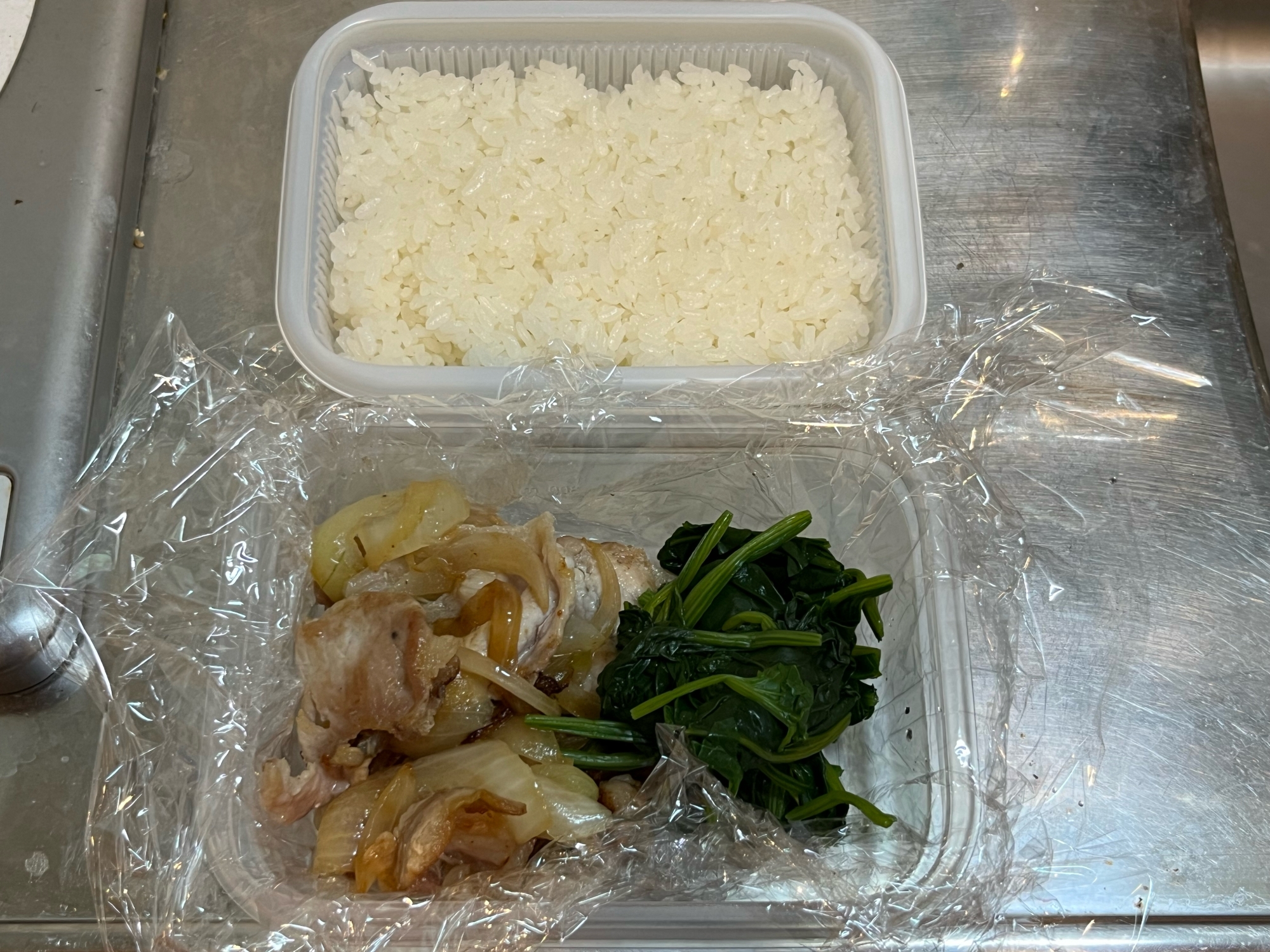 豚ロース肉と玉ねぎとほうれん草の弁当