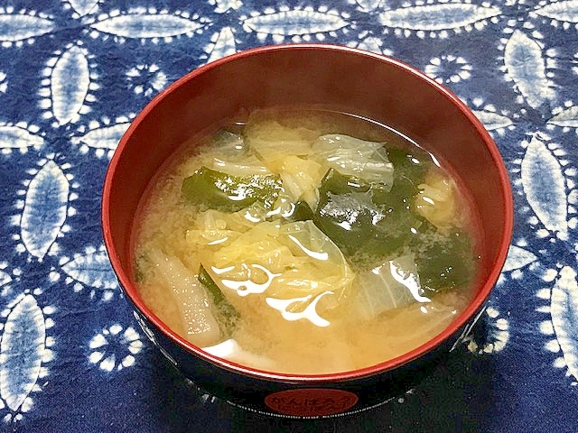 白菜とわかめの味噌汁