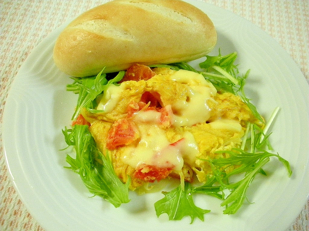 トマトとチーズ入りスクランブルエッグ＆プチパン