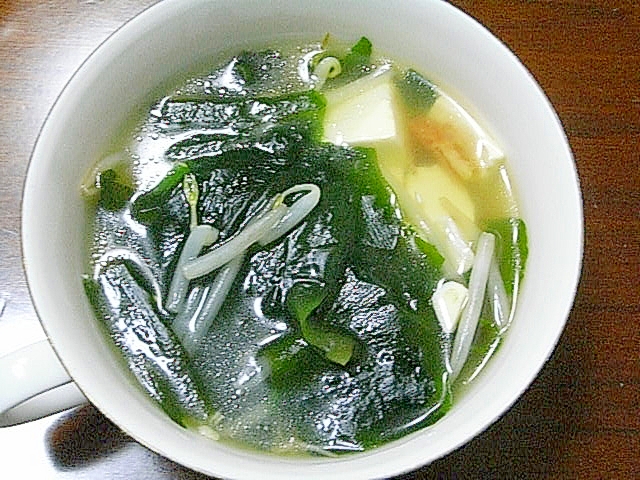 海鮮風味のわかめと豆腐のスープ