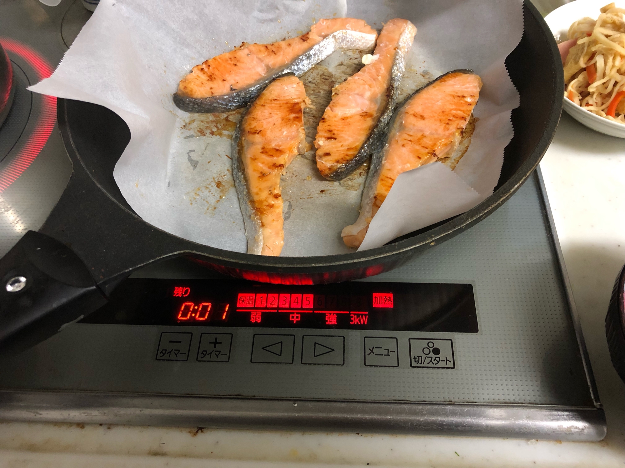 後片付け簡単!クッキングシートで焼鮭