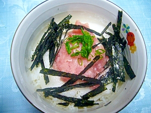 どんぶり飯で簡単に　とろろネギトロご飯