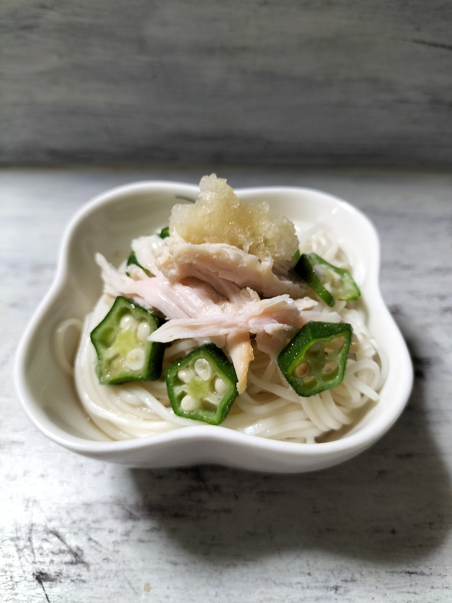 塩麹漬けの鶏肉とオクラのそうめんを小鉢に♬