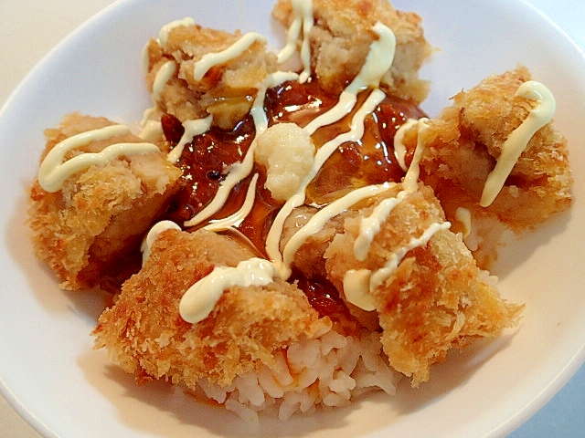 大蒜醤油マヨで　カレーとコロッケと卵黄のっけご飯♪