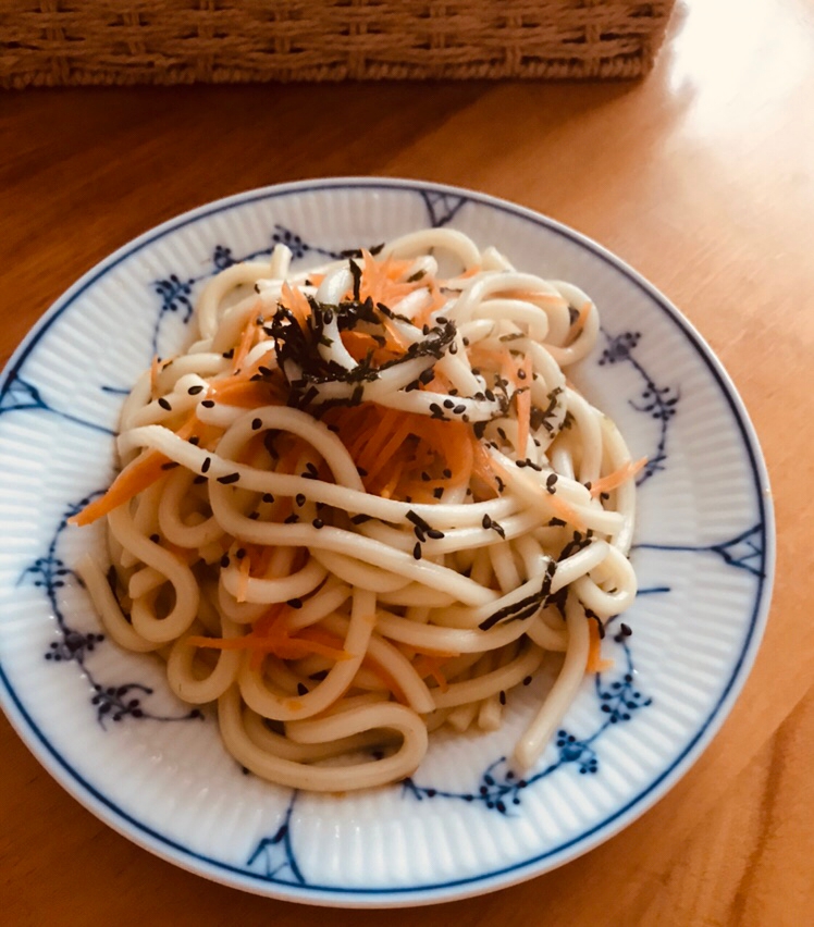 人参と刻み海苔のラー油焼きうどん