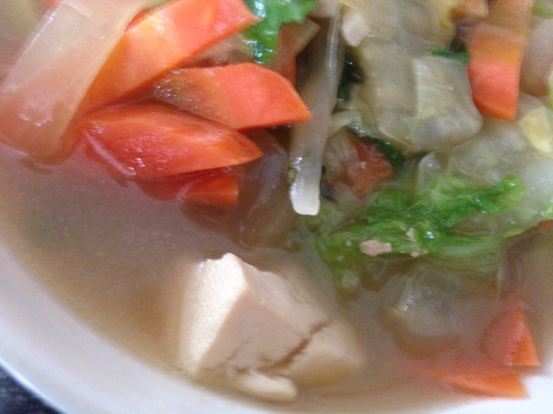 白菜とにんじんとたまねぎと豆腐の中華スープ。