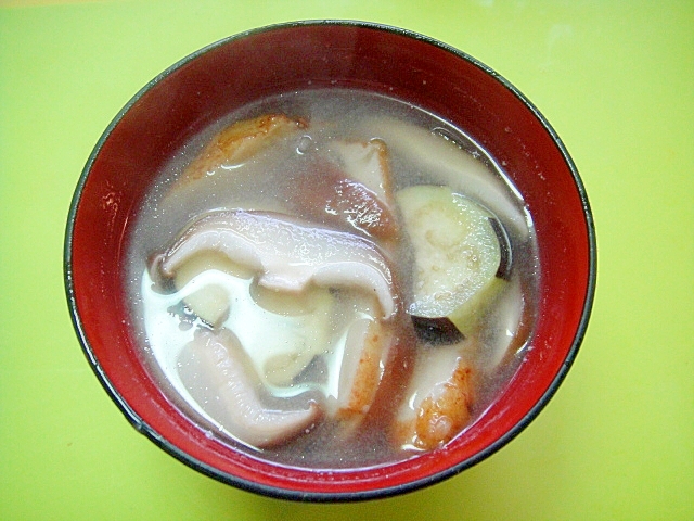 茄子とさつま揚げ椎茸の味噌汁