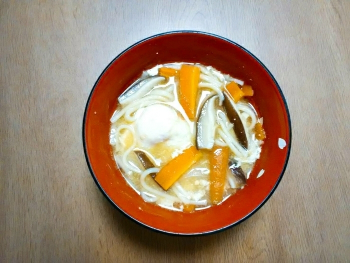 素麺と椎茸と落とし卵の味噌汁