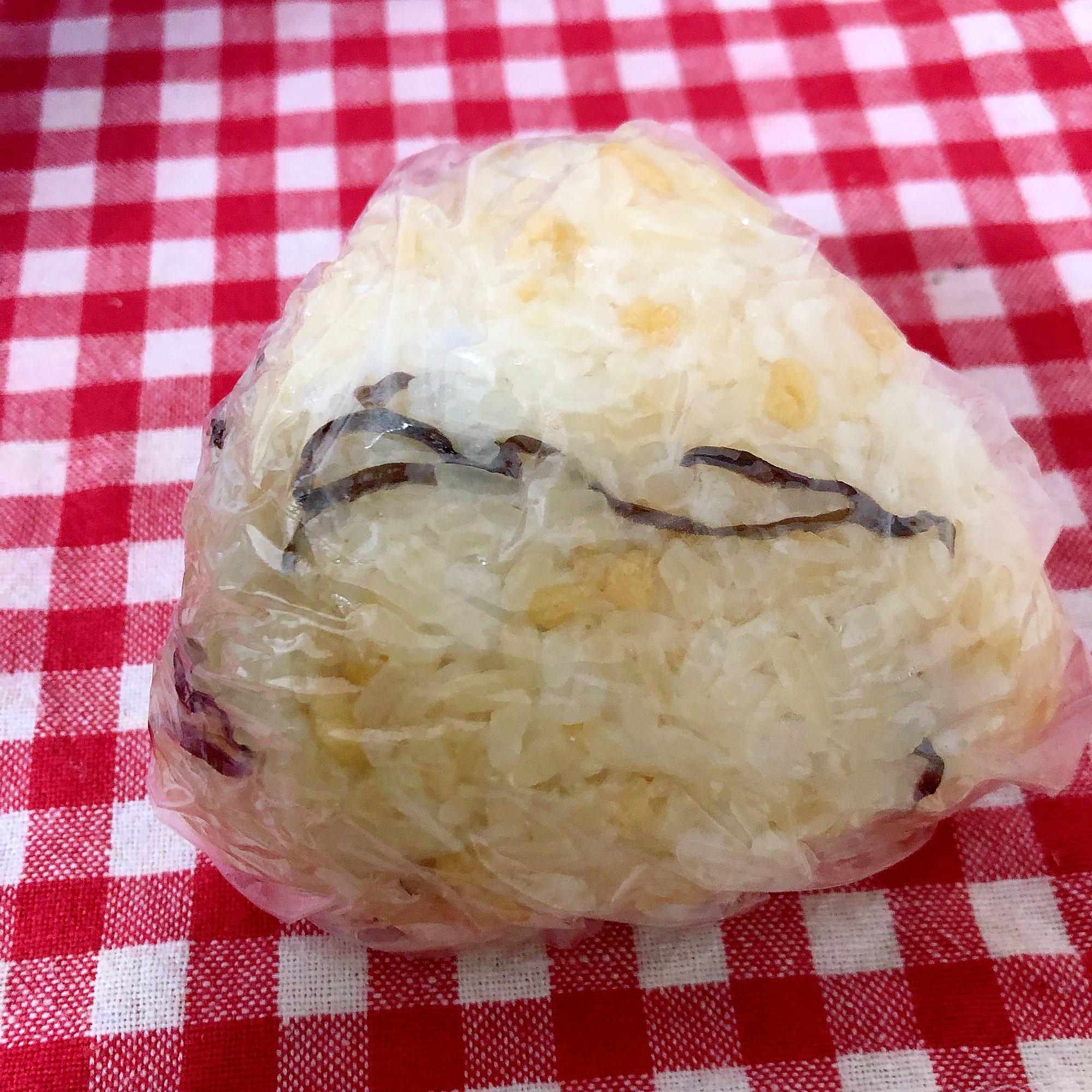 ラップに包まれた、焼き肉のタレで作るウインナー入り天かすおにぎり