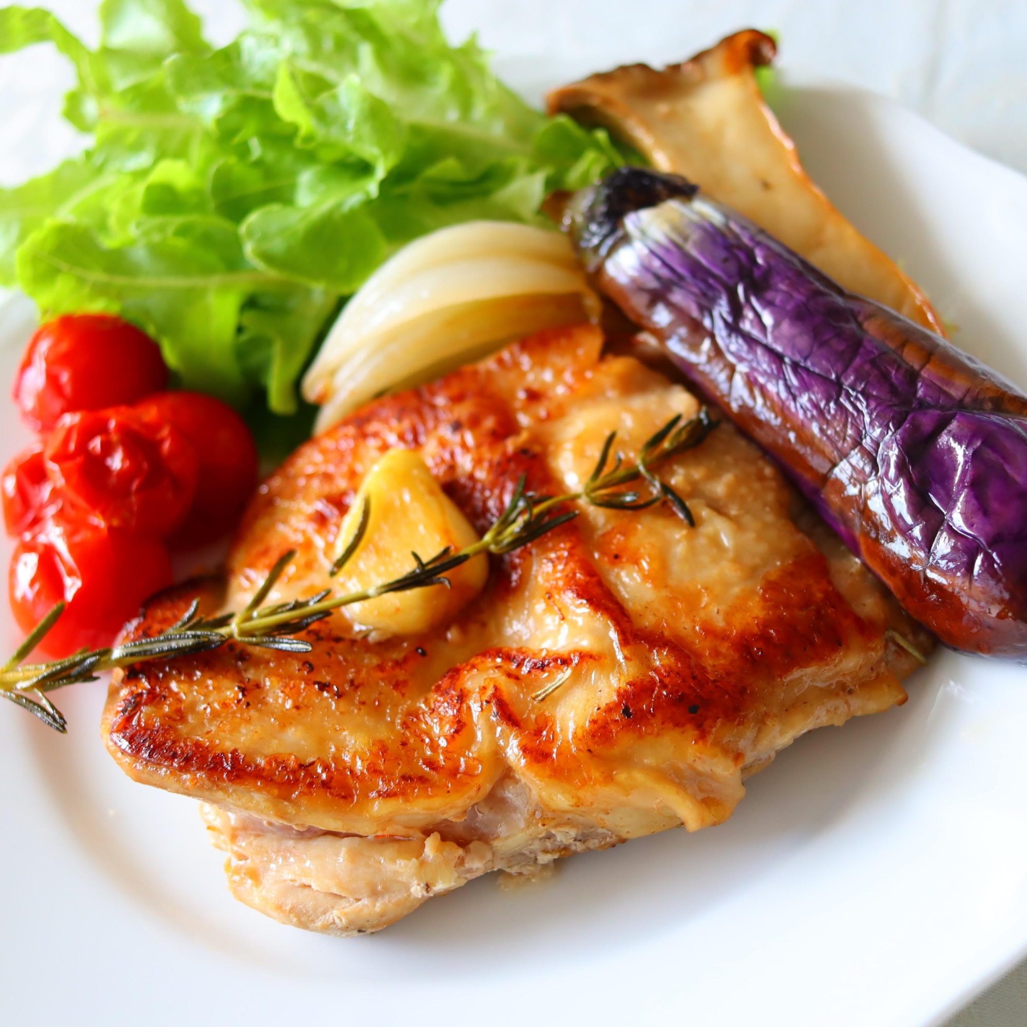 マリネして焼くだけ♪鶏もも肉と野菜のフライパン焼き