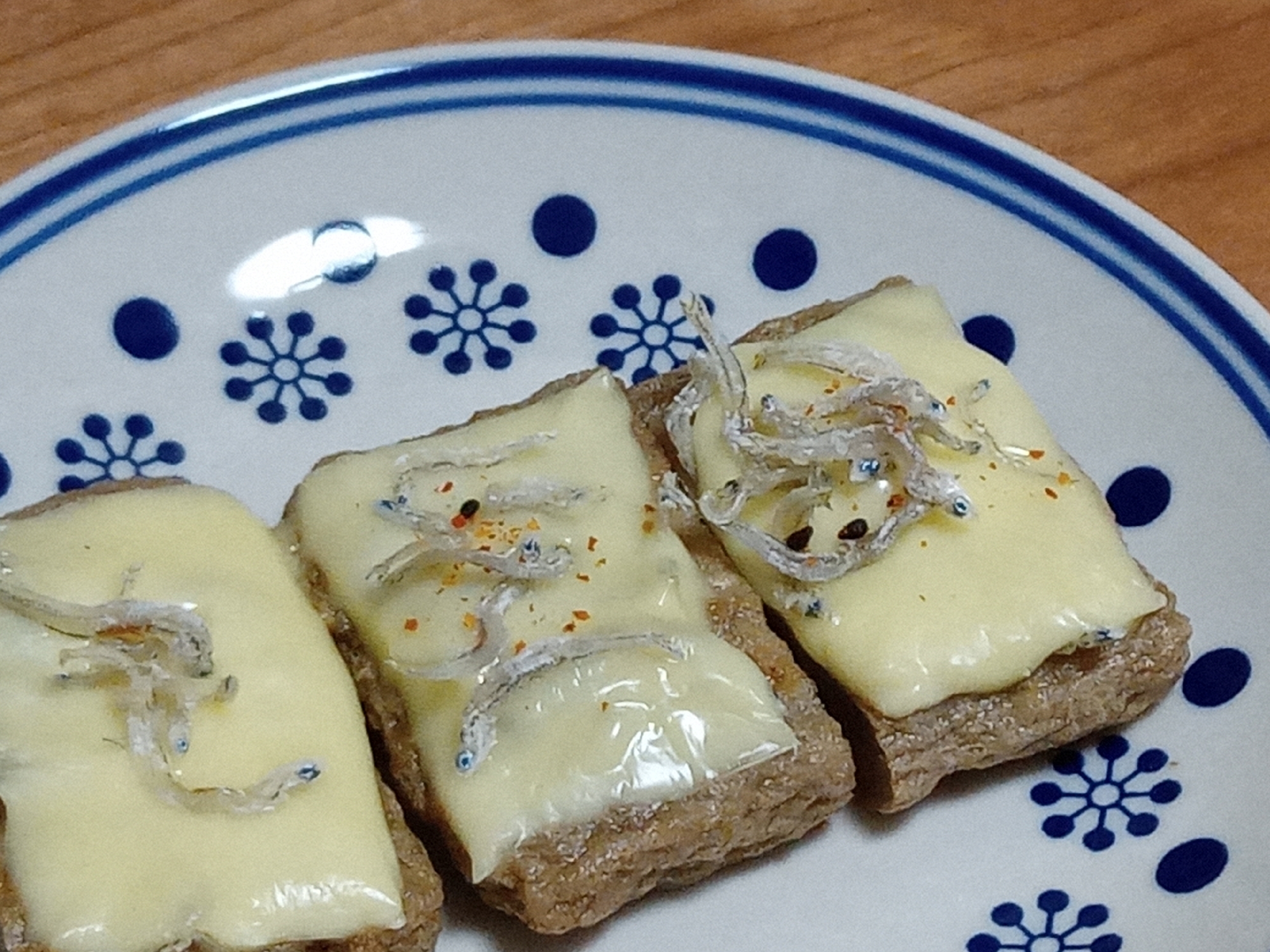 おつまみに♪じゃことチーズのせ焼きじゃこ天