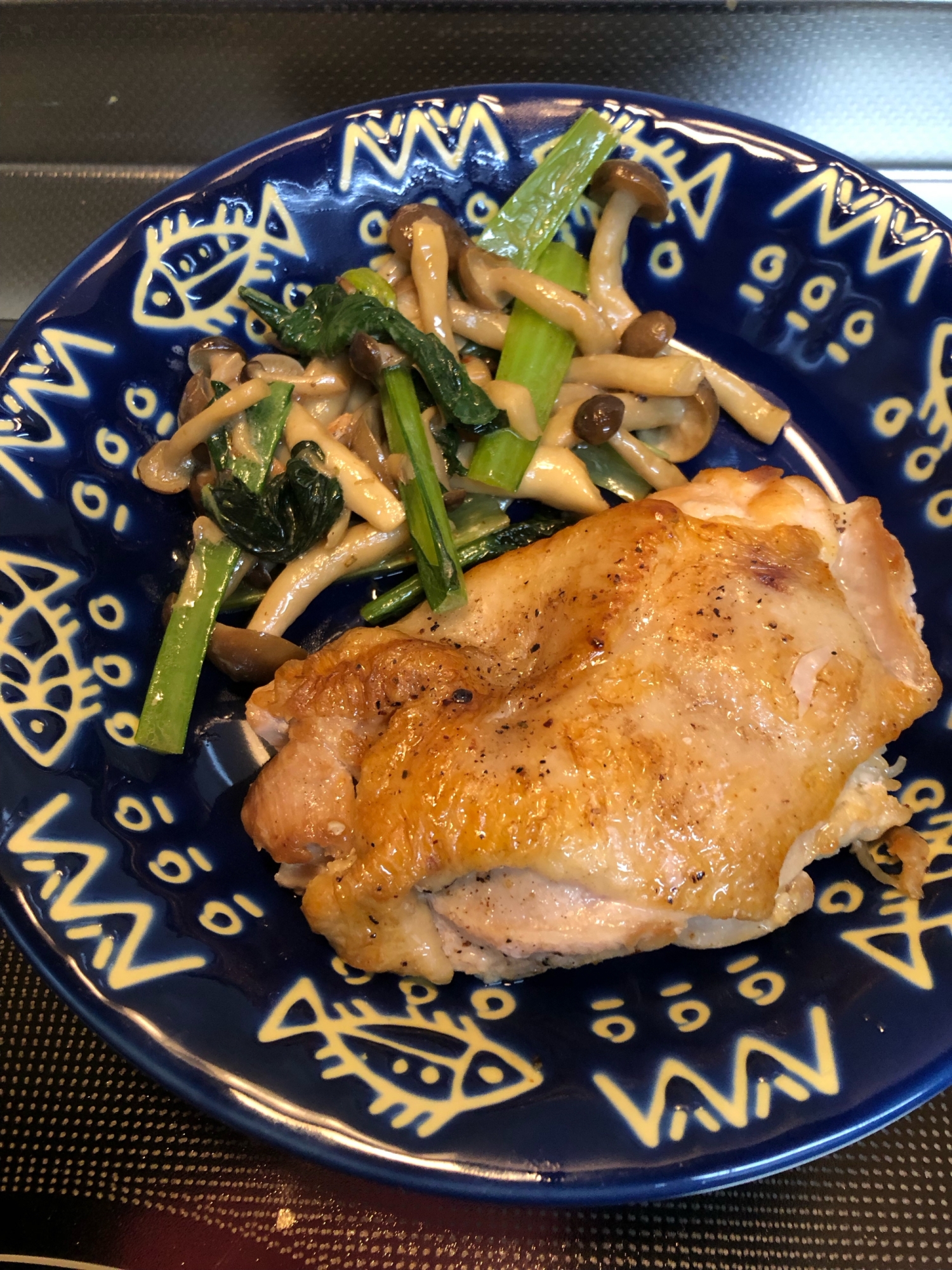 鶏肉のハーブ焼き♪しめじと小松菜添え^_^