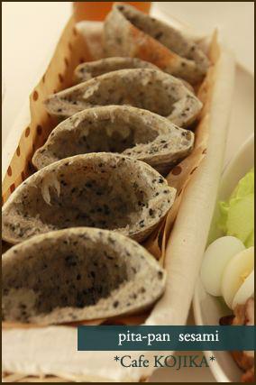 天然酵母&HB　　黒胡麻のピタパン