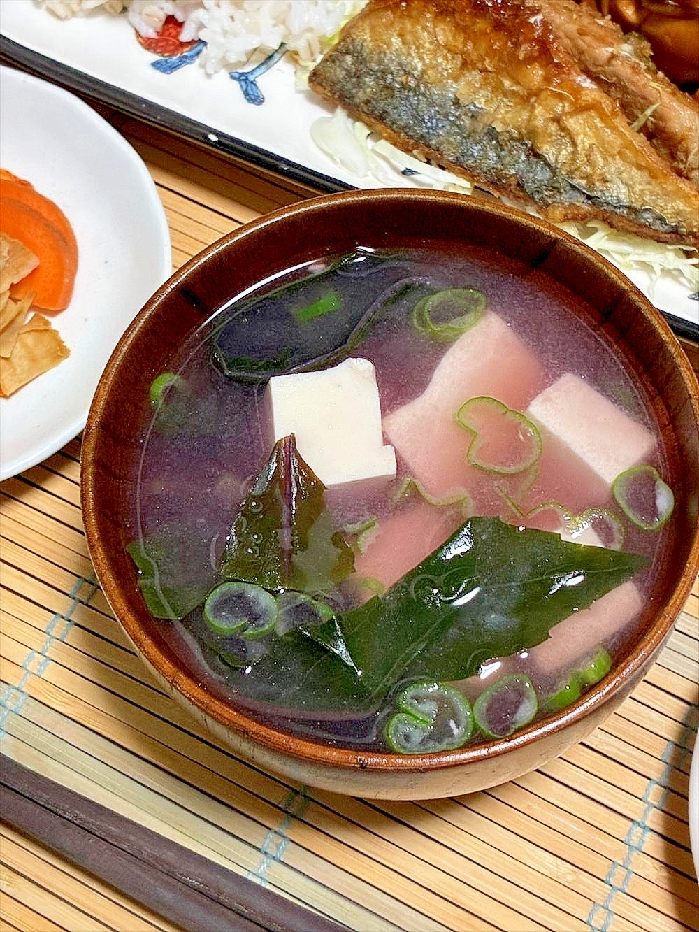 乳白紫にうっとり…金時草とお豆腐のお味噌汁