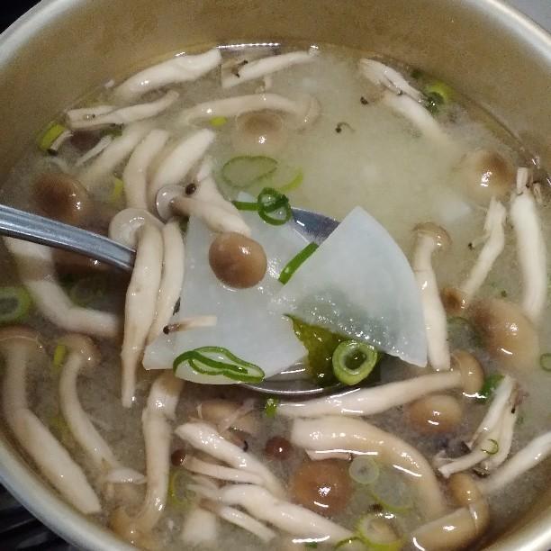 しめじと大根と葱とわかめのお味噌汁