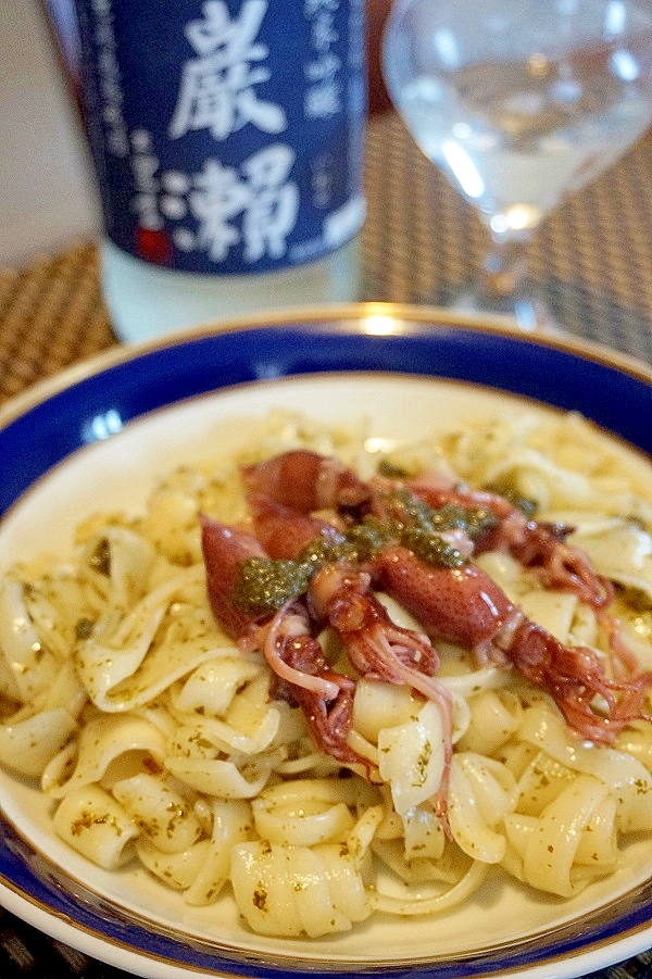 日本酒にワインに、ホタルイカジェノベーゼうどん