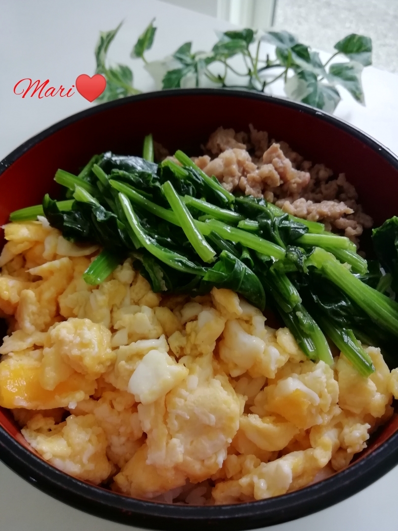 フライパンで✧三色丼（鶏・卵・ほうれん草）