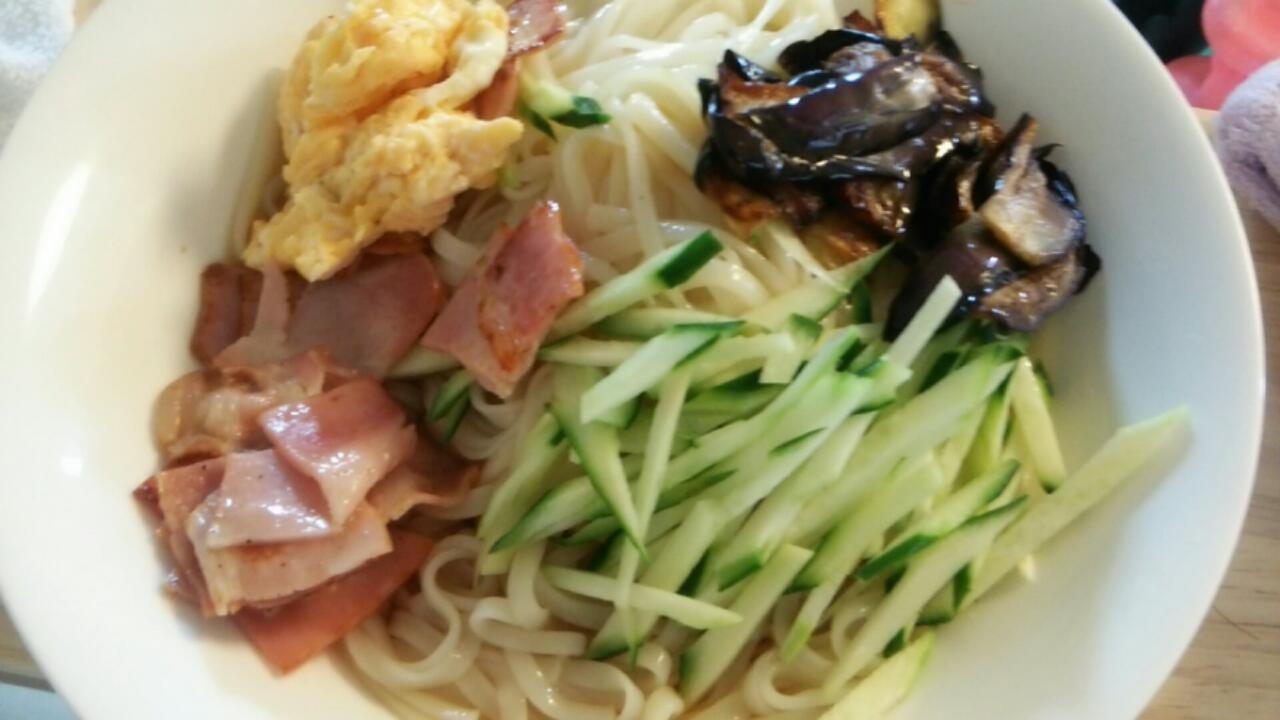 彩り鮮やか具だくさんうどん