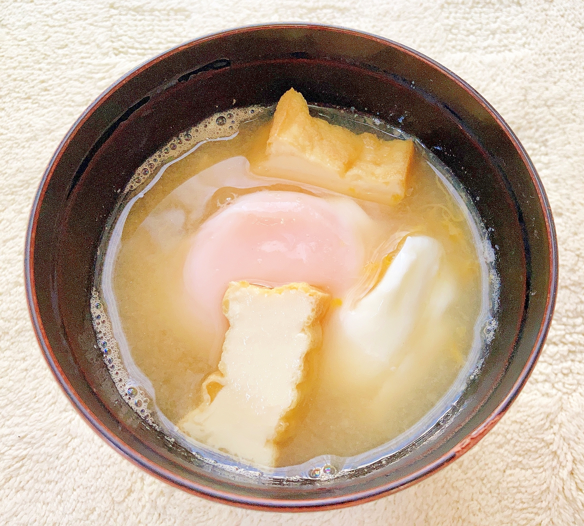 厚揚げと落とし卵の味噌汁