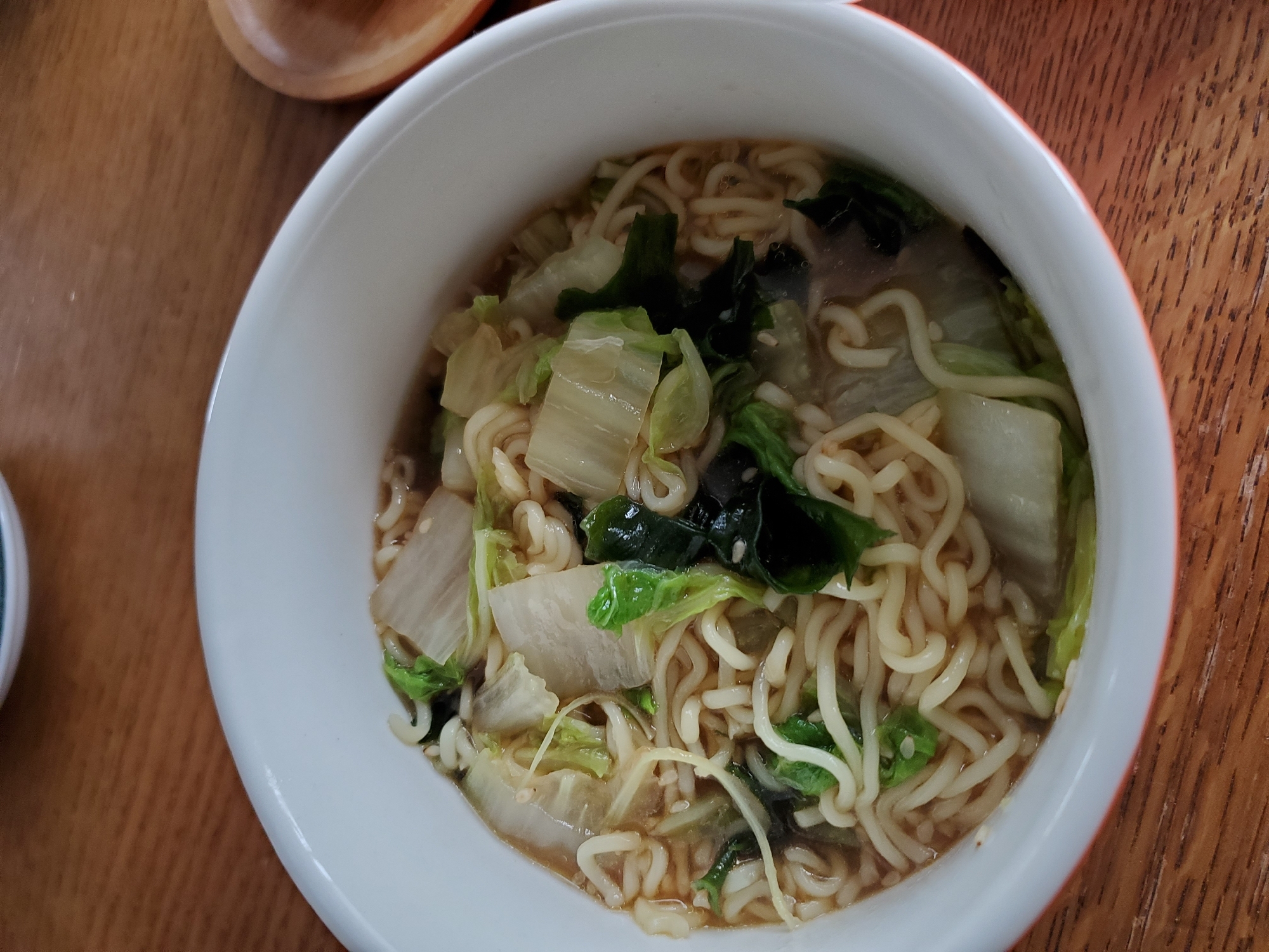 白菜とわかめとごまのラーメン