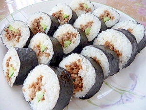 肉そぼろと胡瓜の 巻き寿司 レシピ 作り方 By 手作り大好き さくら 楽天レシピ 肉そぼろと胡瓜の 巻き寿司 レシピ 作り方 By 手作り大好き さくら 楽天レシピ