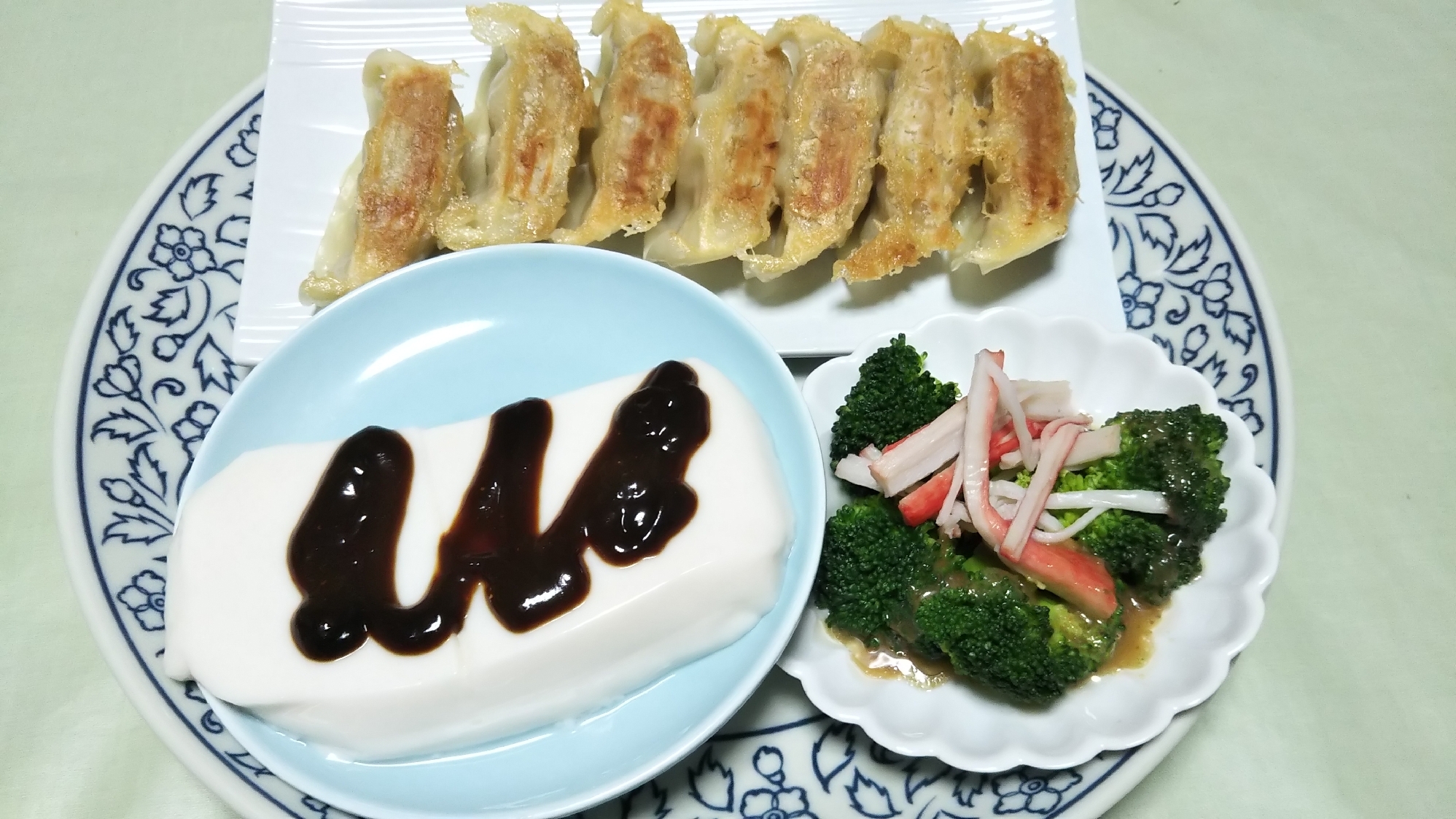 ごま豆腐と餃子とブロッコリーサラダのワンプレート☆