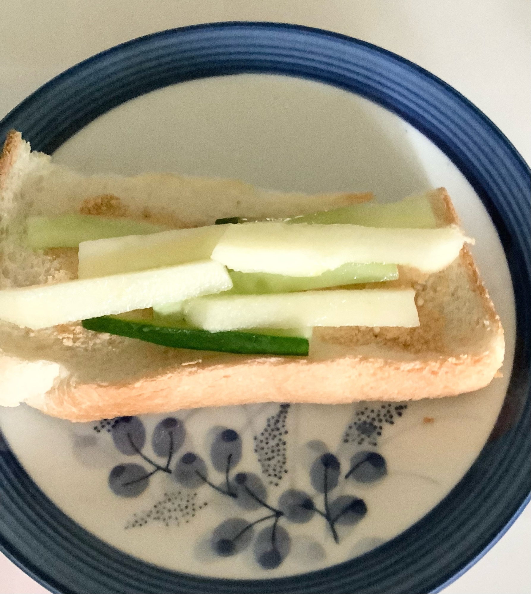 ☆きゅうりりんご乗せきなこ胡麻トースト☆