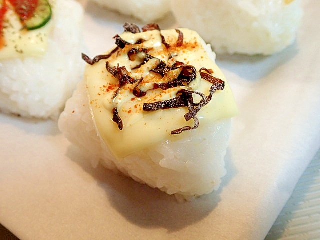 七味/マヨで　チーズと塩昆布の焼きおにぎり