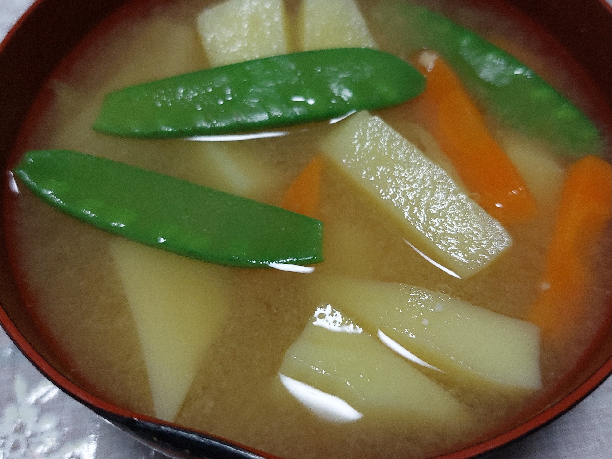 絹さやとにんじんとじゃがいものお味噌汁