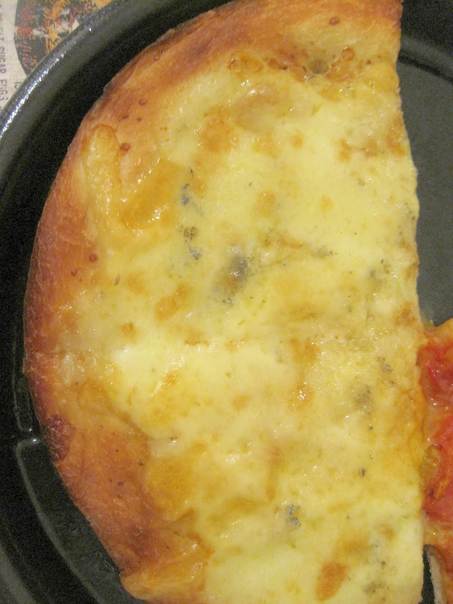ブルーチーズとモツァレラチーズのピザ