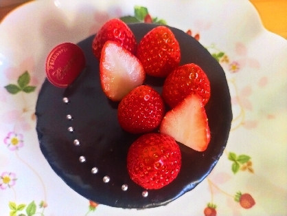 つやつやチョコレートケーキ 憧れてたので作りました!!グラサージュ まだまだ 難しいけどまた挑戦してみます♡⁠(⁠Ӧ⁠ｖ⁠Ӧ⁠｡⁠)慣れればナッ ペより楽かも!