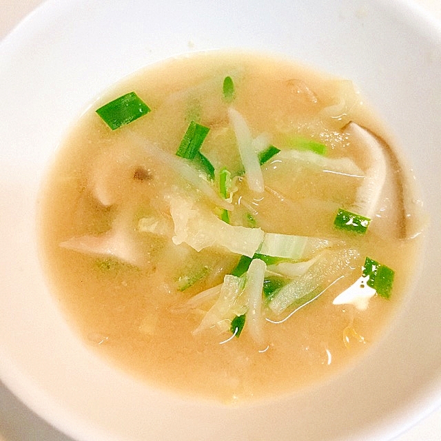 コスパ高し☆白菜と椎茸ともやしの味噌汁