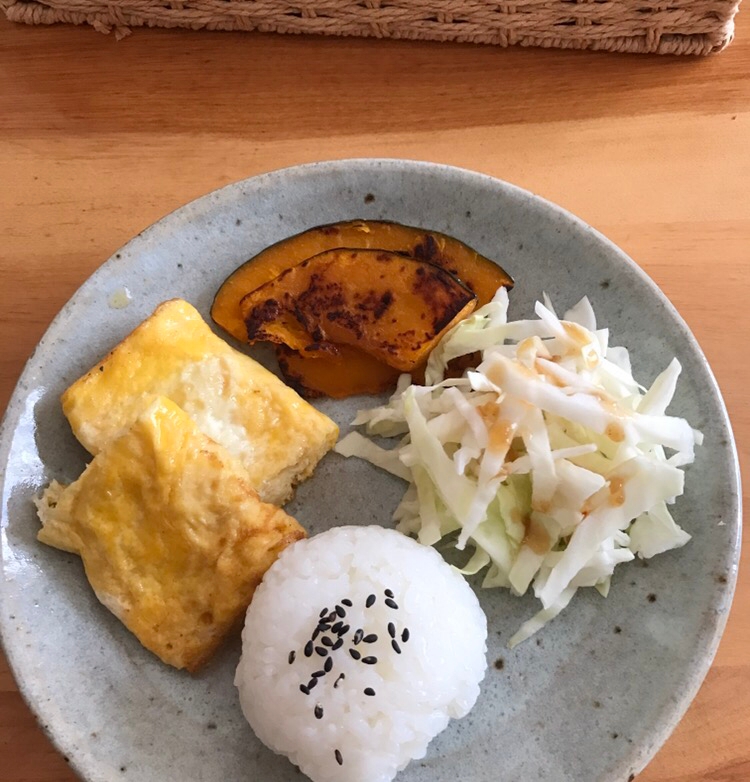 黒ごまおむすびと卵焼き、カボチャソテーの朝ごはん