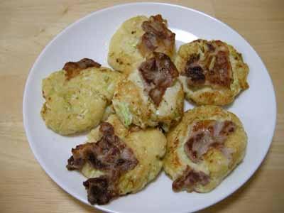 リピです♪
豚を先に焼いてから豆腐を焼いて、豚玉です！
キャベツも入っていて、本物の豚玉としか思えない味でした！
次は何を入れようかなぁ～♪