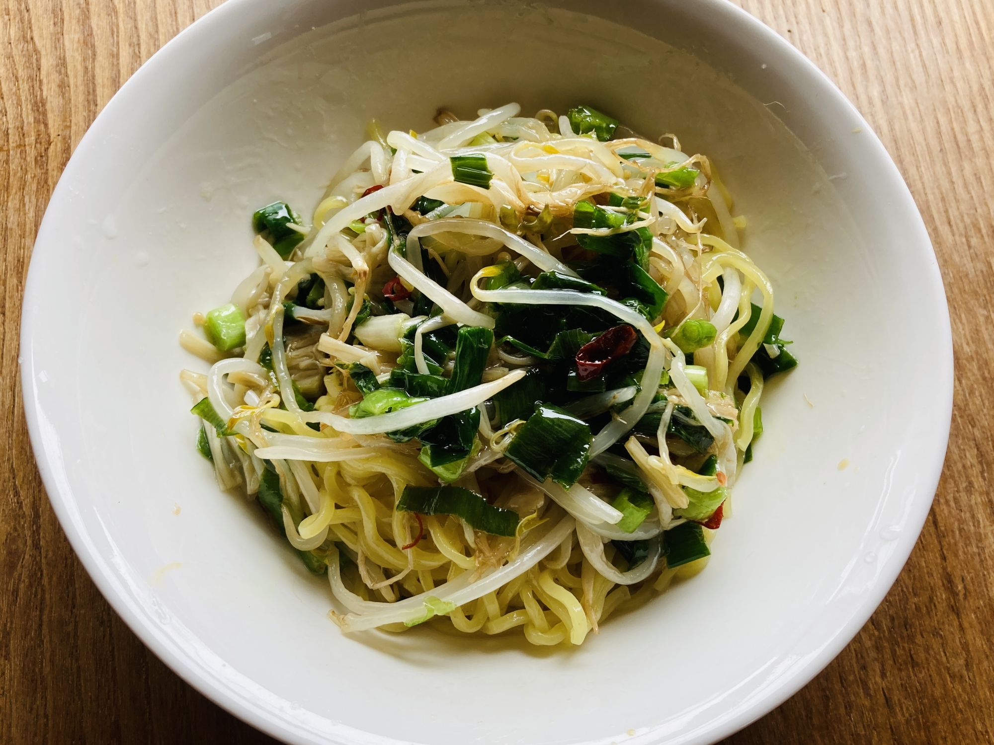 ニラともやしのピリ辛冷やしラーメン