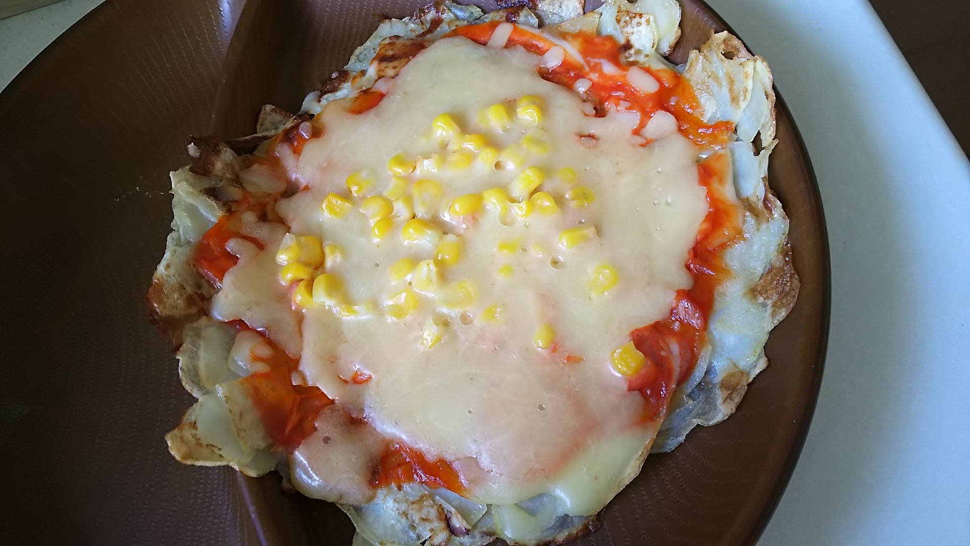 節約！ジャガイモで簡単、チーズと冷凍コーンピザ