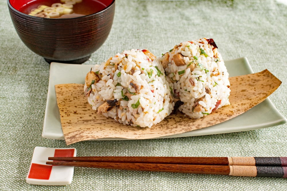 丸ごと骨まで食べられる焼き魚 梅しそのおにぎり レシピ 作り方 By 越前宝や 楽天レシピ