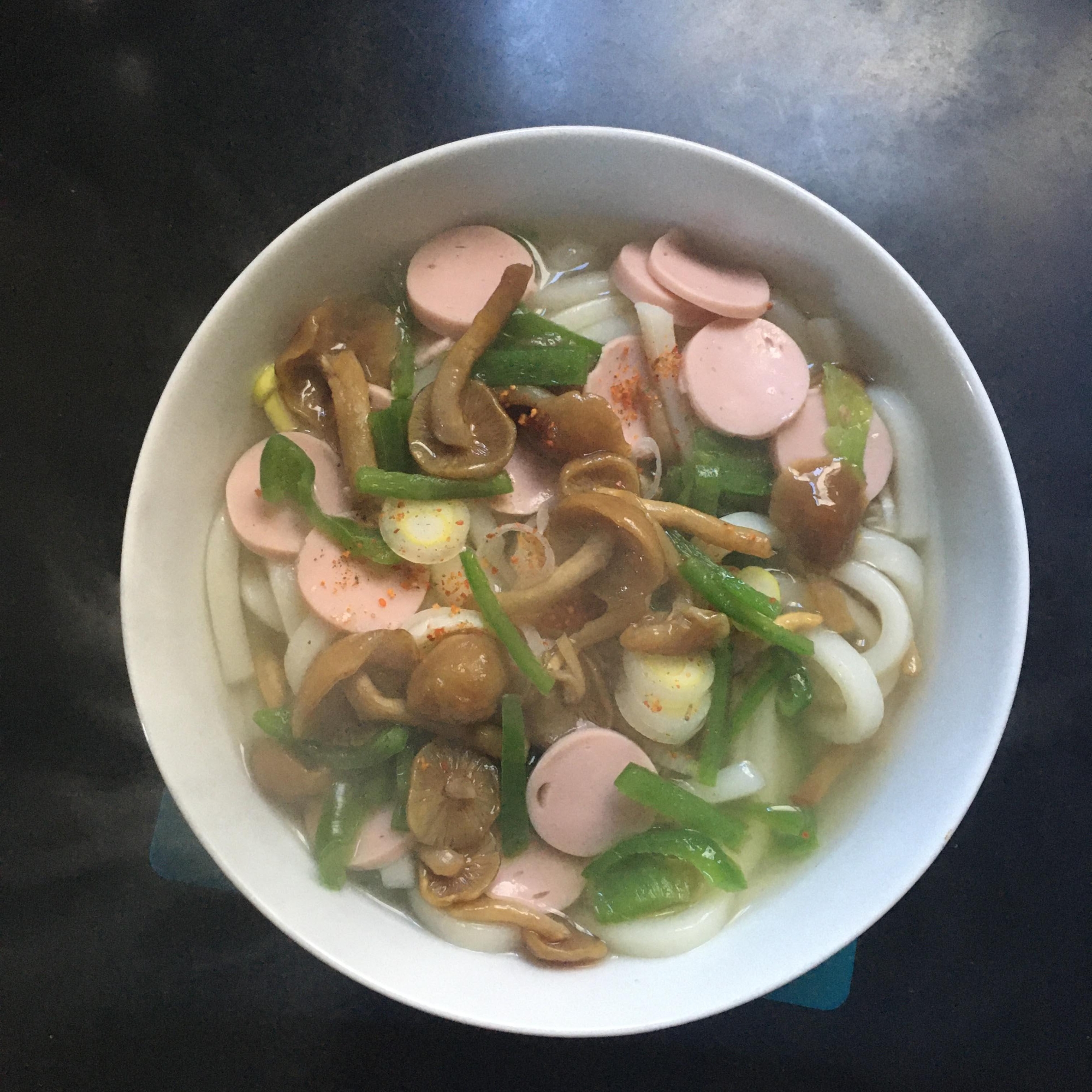 なめこ、ピーマン、魚肉ソーセージのかけうどん