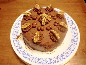 チョコレートのデコレーションケーキ