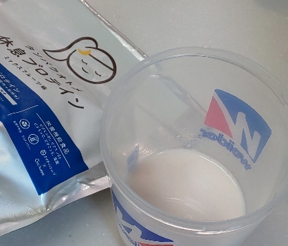プロテイン入り飲む苺ヨーグルト