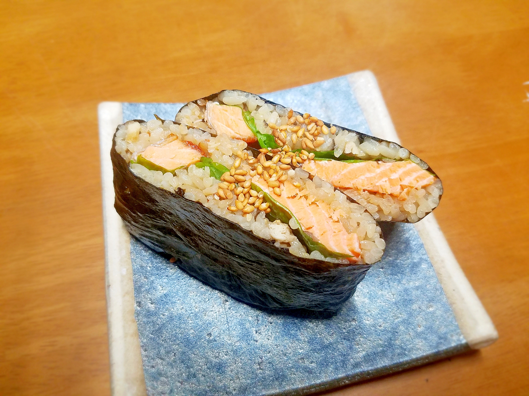 【朝食・お弁当に】炊き込みご飯と鮭のおにぎらず