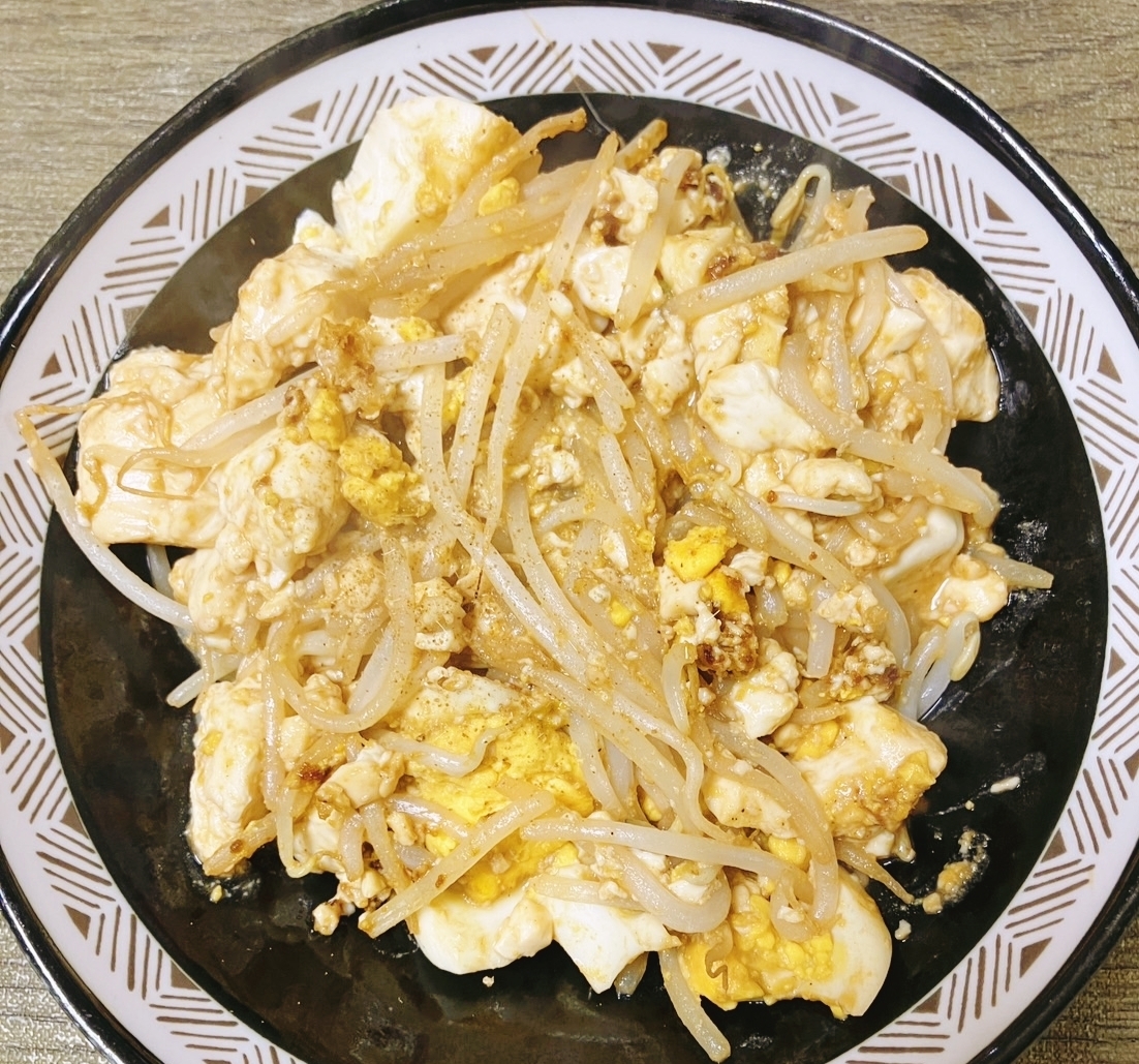 モヤシとゆで卵と豆腐の中濃ソース炒めタイム風味