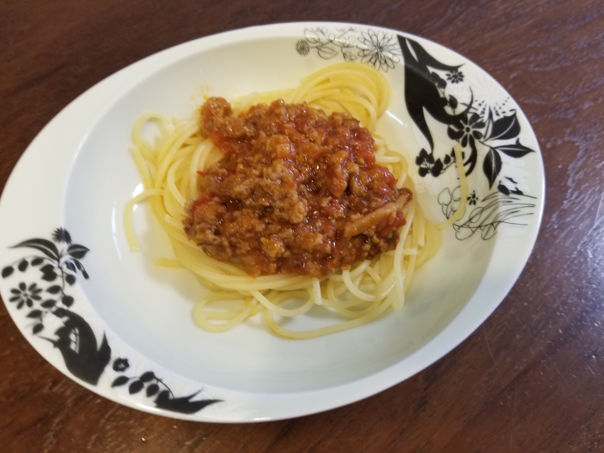 煮込みハンバーグをリメイクしたミートソースパスタ