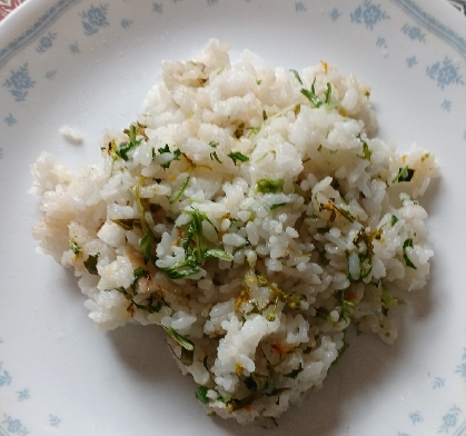 炊飯器で冷やご飯をもう一度炊くって？？と私の一人昼ご飯に有り合わせの材料で試してみました。簡単で美味しかったです！明日も食べたいです！