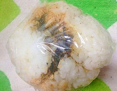 辛子高菜とツナマヨときな粉のおにぎり